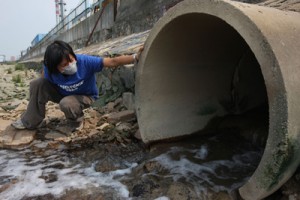 http://cleancurrently.files.wordpress.com/2011/06/water-pollution1-300x200.jpg
